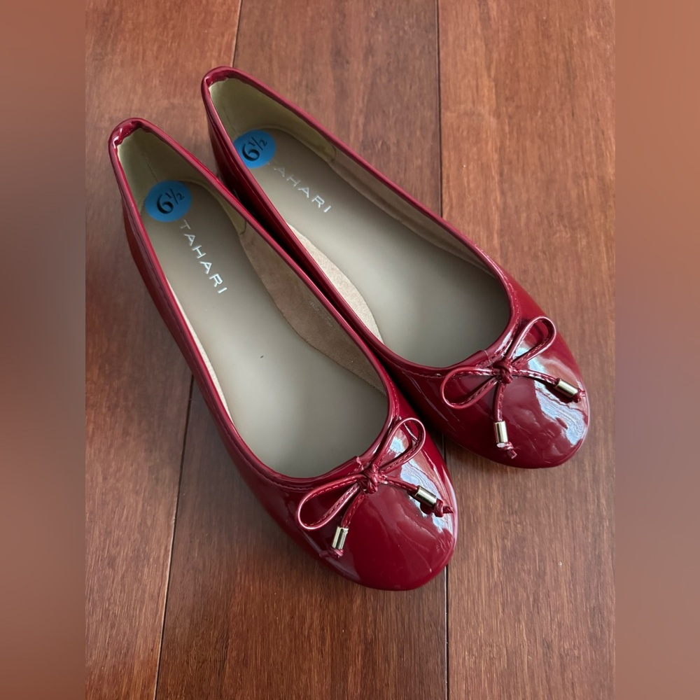 Tahari crimson red skinny bow ballerina flats US 6.5